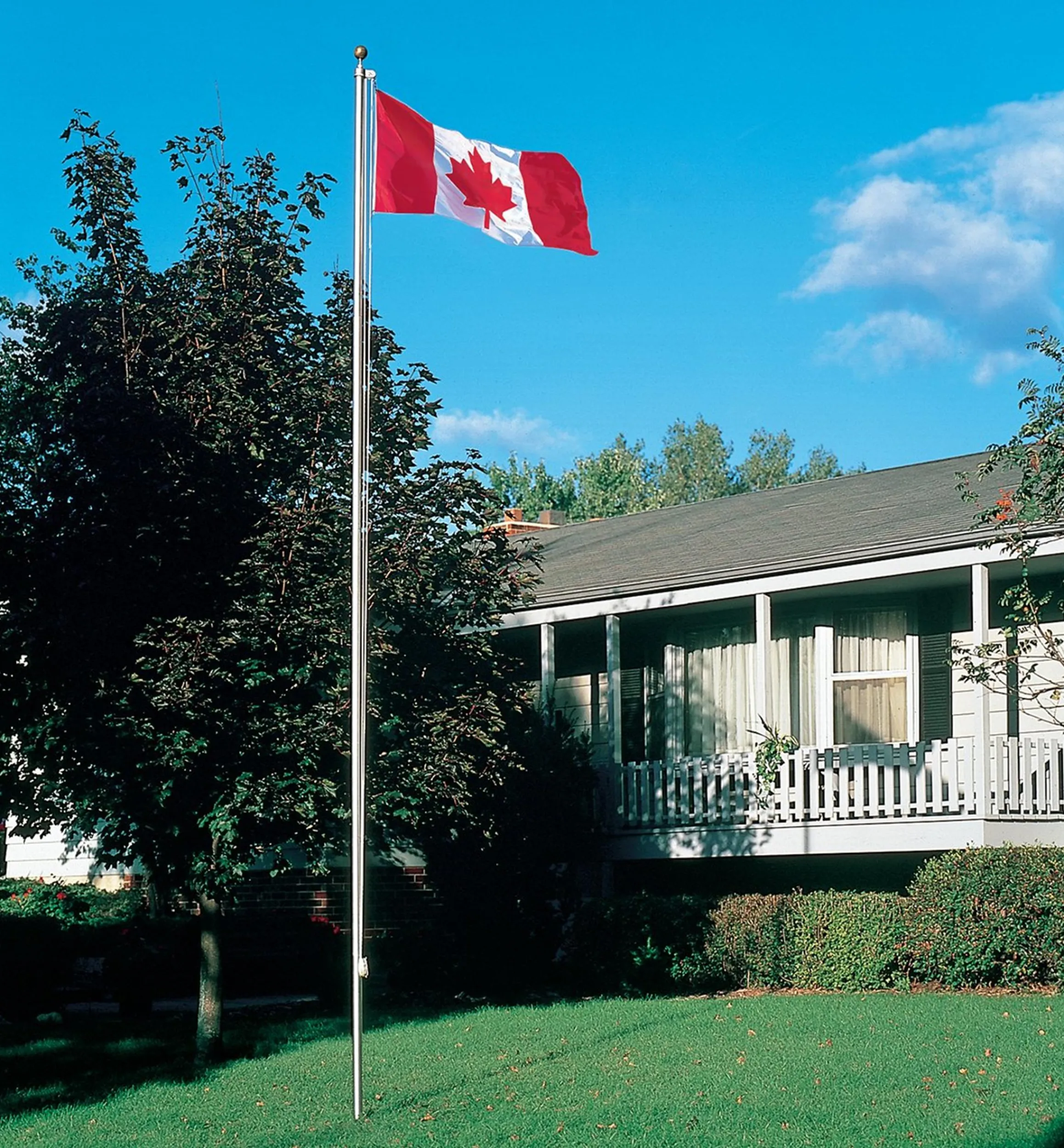 Lee Valley Outdoor Living>Deluxe Canadian Flag