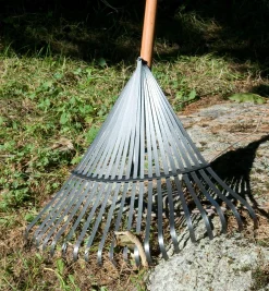 Lee Valley Lawn Care>Flexible Rakes