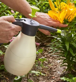 Lee Valley Garden Care>Hand-Held 1.5 Litre Pressure Sprayer