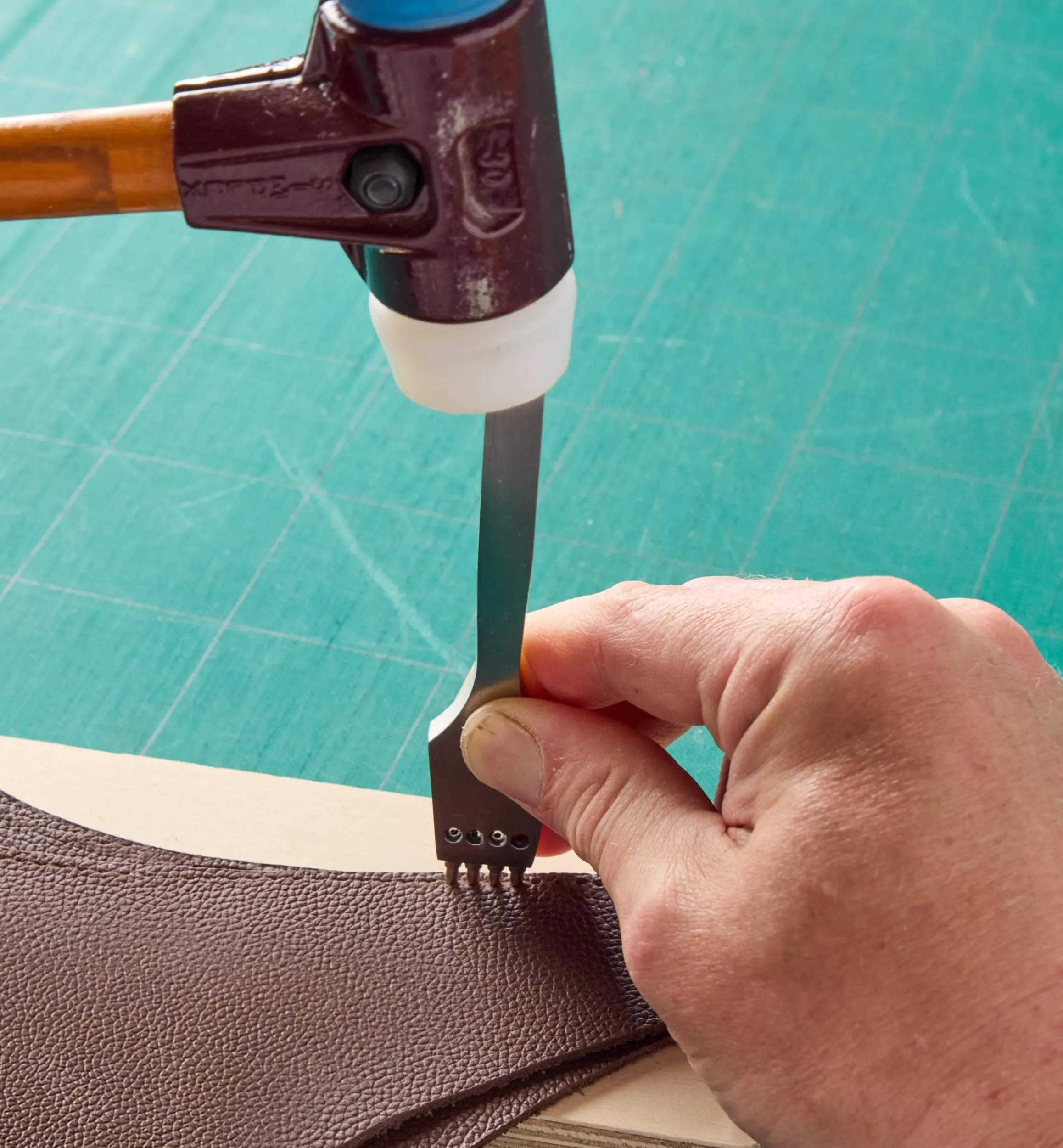 Lee Valley Supplies>Make It Yourself Gardener's Leather Tool Belt Kit