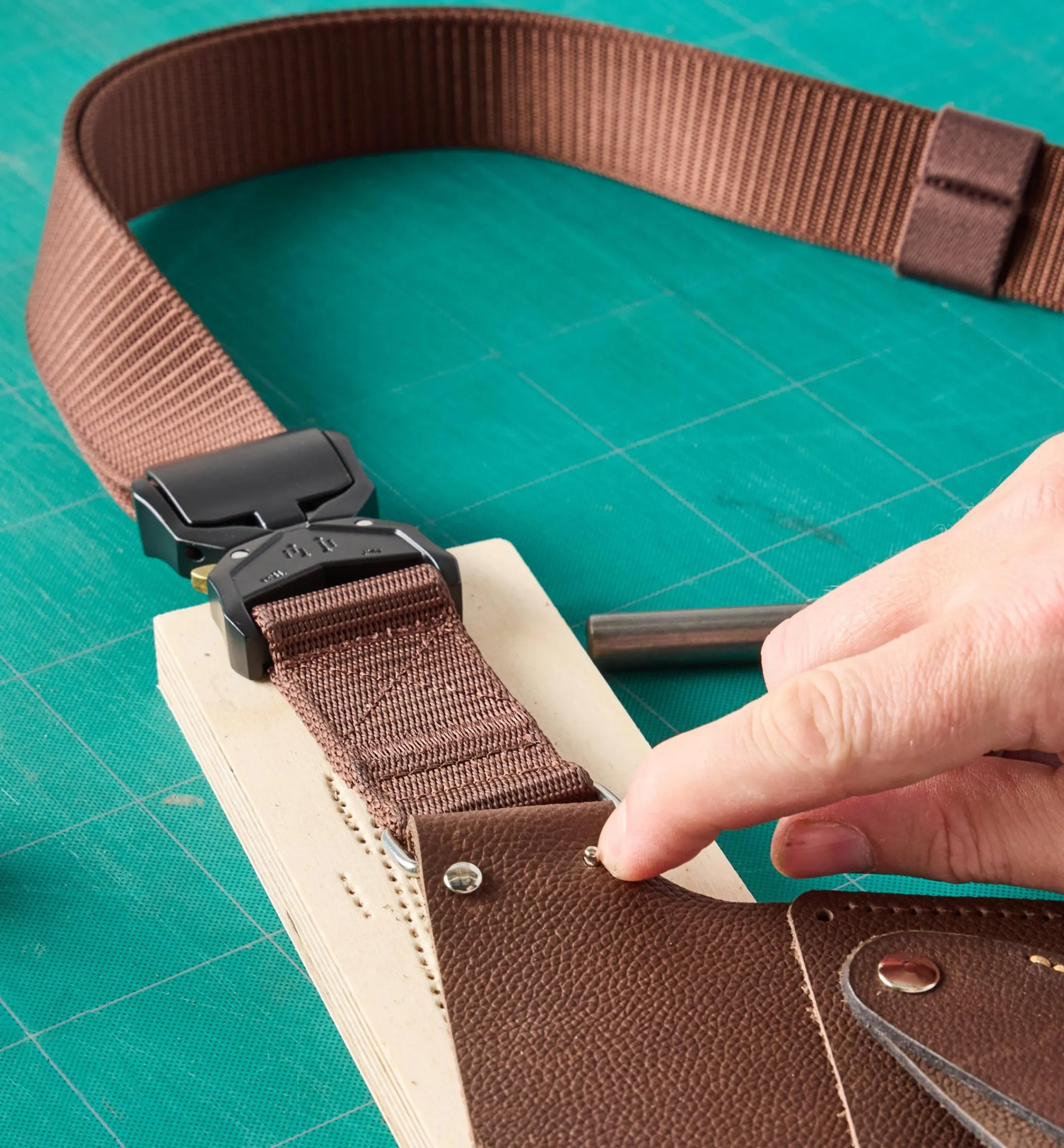 Lee Valley Supplies>Make It Yourself Gardener's Leather Tool Belt Kit