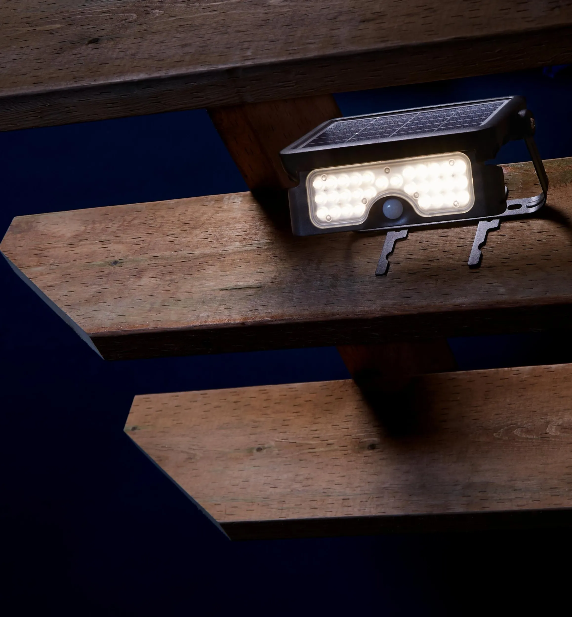 Lee Valley Hardscaping>Motion-Sensing Solar LED Floodlight