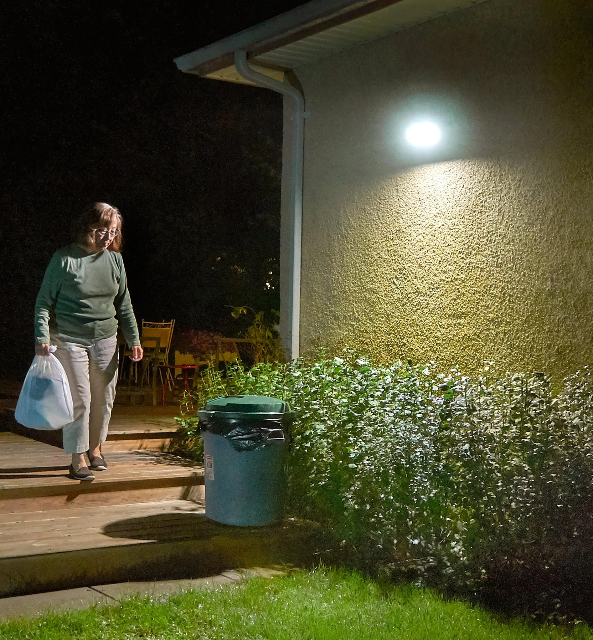 Lee Valley Hardscaping>Motion-Sensing Solar LED Floodlight