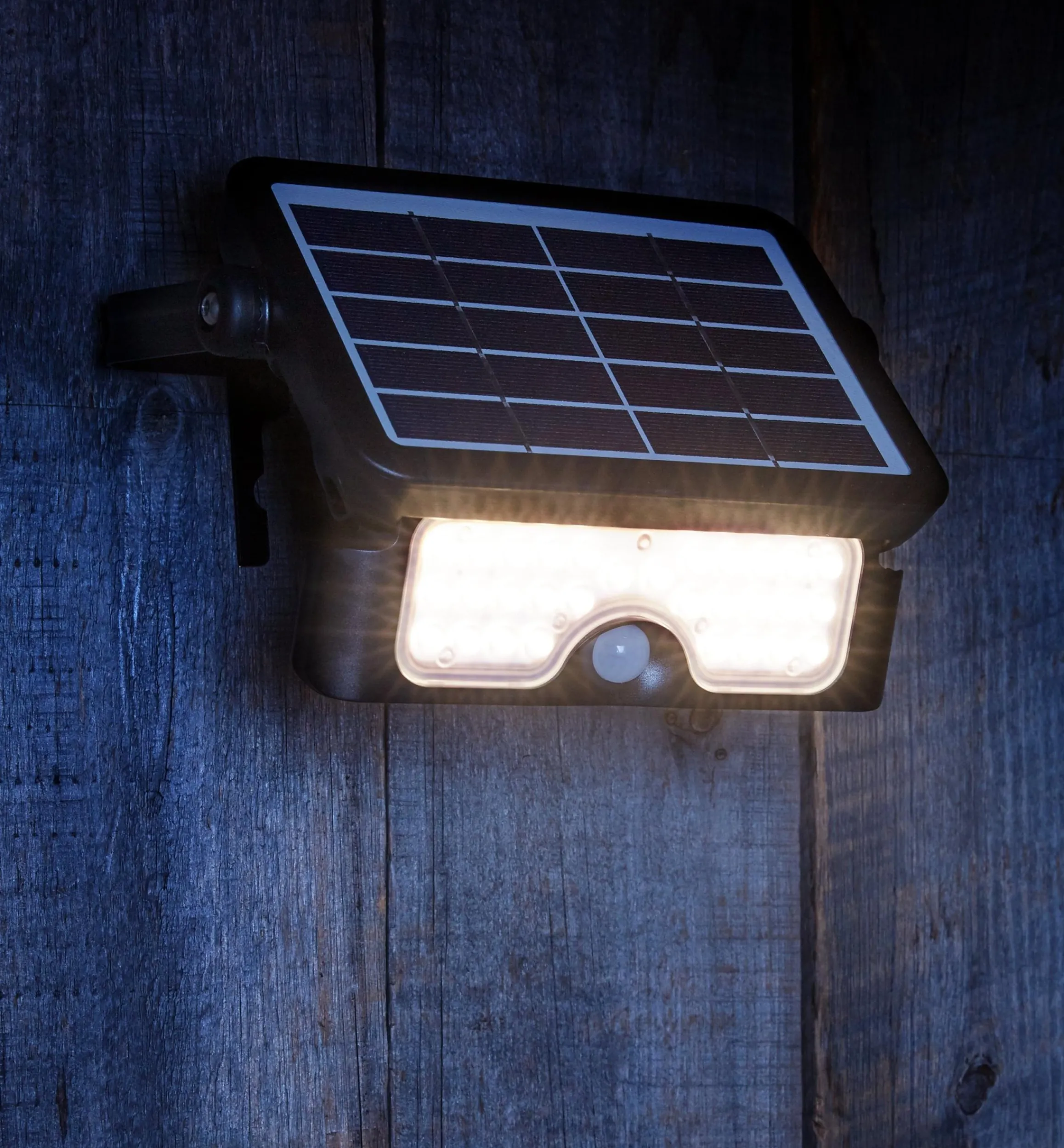 Lee Valley Hardscaping>Motion-Sensing Solar LED Floodlight