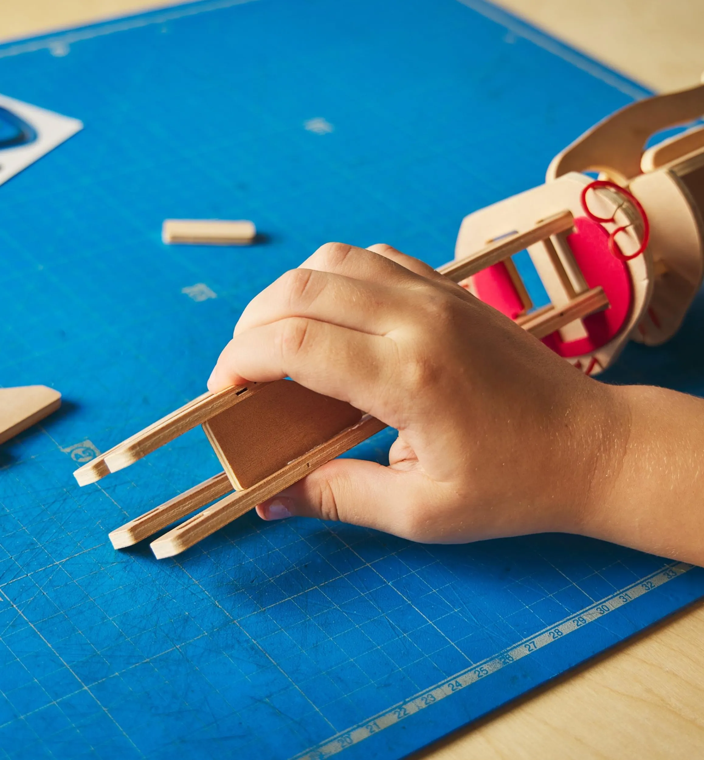 Lee Valley Toys & Games>Paper Airplane Launcher Kit