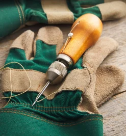 Lee Valley Toys & Games>Speedy Stitcher Sewing Kit