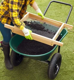Lee Valley Garden Care>Wheelbarrow With Flat-Free Tires