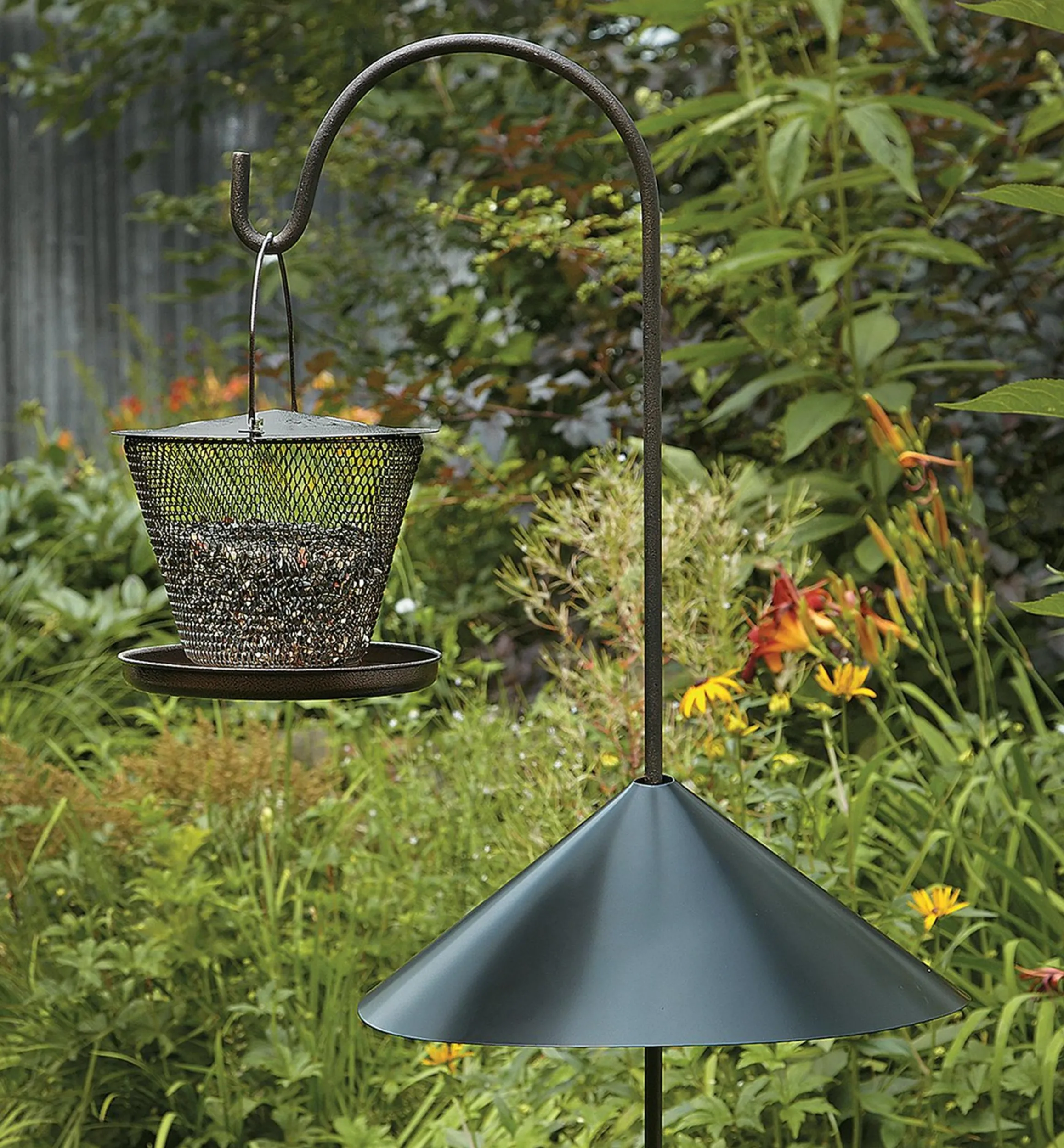 Lee Valley Pest Control>Wrap-Around Squirrel Baffle